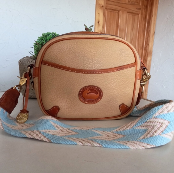 Dooney & Bourke Vintage Camera bag, rounded style, in Wheat - Picture 8 of 11